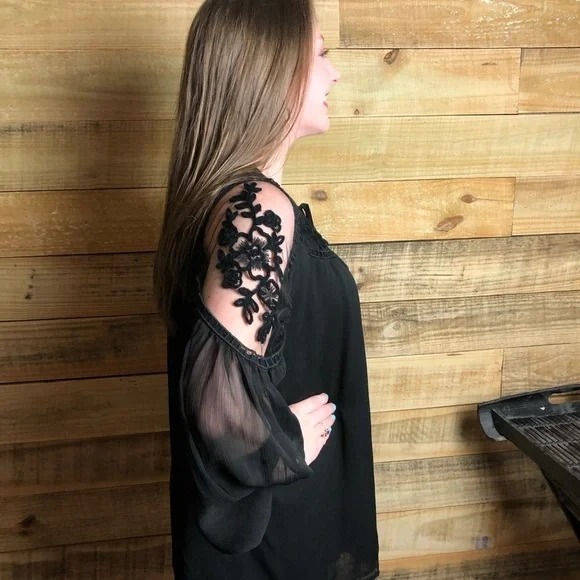 Hayden, Lace accented top,NWT - Picture 3 of 11